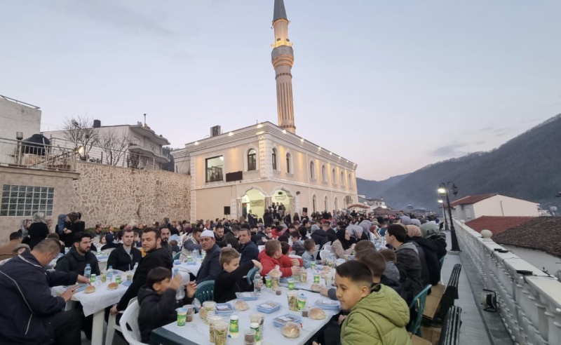 Şahin’deki “Gençlik İftarları” programına soydaşlardan yoğun ilgi