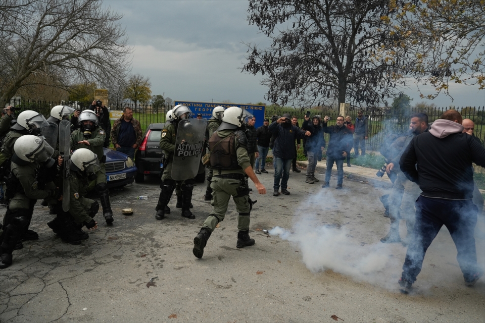 Traktörleriyle eylem yapan çiftçilere polis müdahale etti