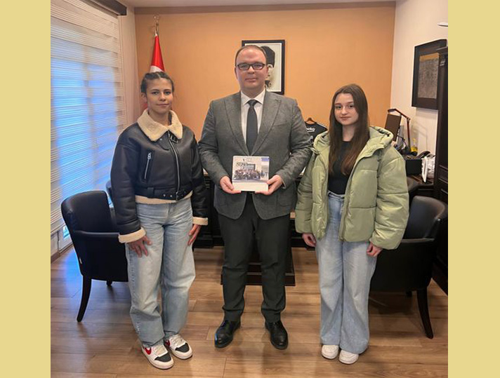 Gümülcine Celal Bayar Azınlık Lisesi öğrencileri Başkonsolos Ünal’a 2025 yılı takvimi hediye etti