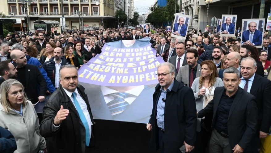 Atina'da serbest meslek çalışanları vergi yasasına karşı eylem düzenledi