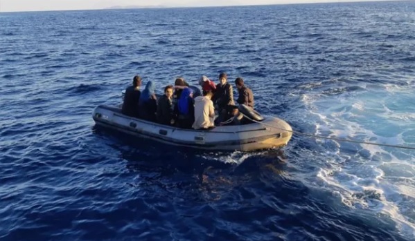 Sakız Adası açıklarında hayatını kaybeden 15 düzensiz göçmeni taşıyan bot bulunamadı