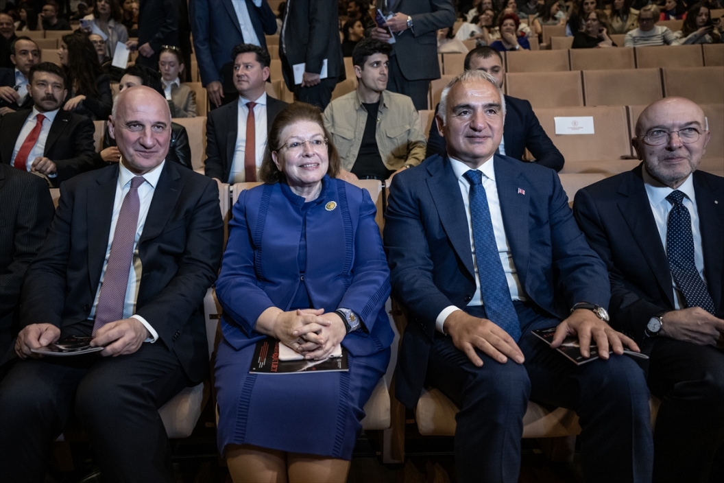Ersoy ve Mendoni "Romeo ve Juliet" oyununu izledi