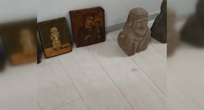 Atina’da yaşlı çiftin evinde 587 parça tarihi eser bulundu