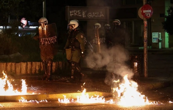 Atina'daki Filistin'e destek gösterisinde polis ile eylemciler arasında arbede yaşandı