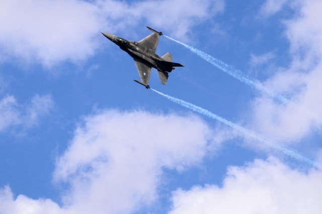 F-16 savaş uçağı denize düştü