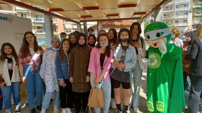 "Geri dönüşüm" yarışmasında Celal Bayar öğrencileri dereceye girdi