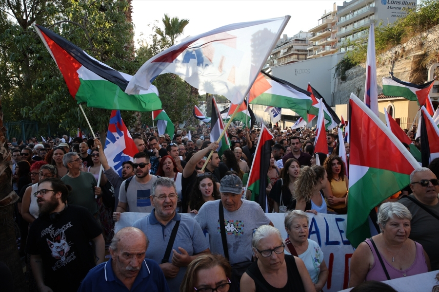Filistin destekçileri, Pire Limanı'nda İsraillileri taşıyan gemiyi protesto etti