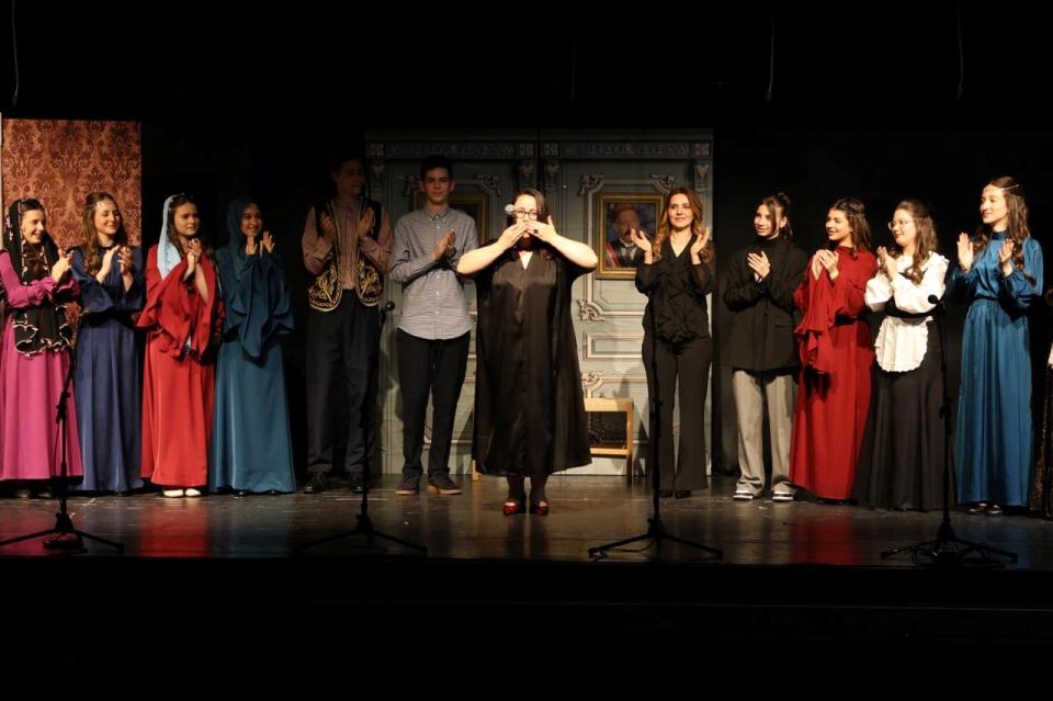 İskeçe’de “Gulyabani” rüzgarı: Gençlerden nostalji dolu sahne performansı