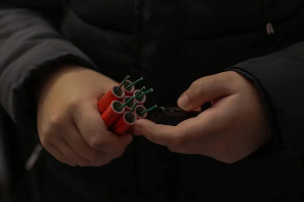 9 yaşındaki çocuğun elinde havai fişek patladı