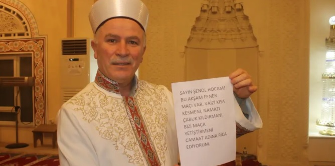 Gençler istedi, imam maça yetiştirdi, vaazı kısa tuttu