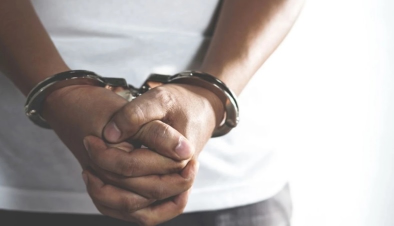 İskeçe’de işletme sahibi reşit olmayan bir kişiye alkol sattığı gerekçesiyle tutuklandı