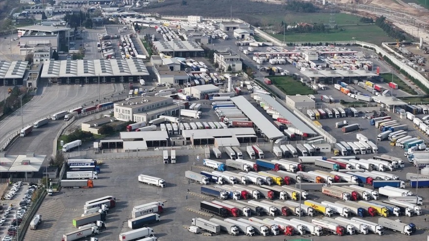 Çiftçi eylemi nedeniyle İpsala'dan geçemeyen tır şoförleri Kapıkule ve Hamzabeyli'ye yöneldi
