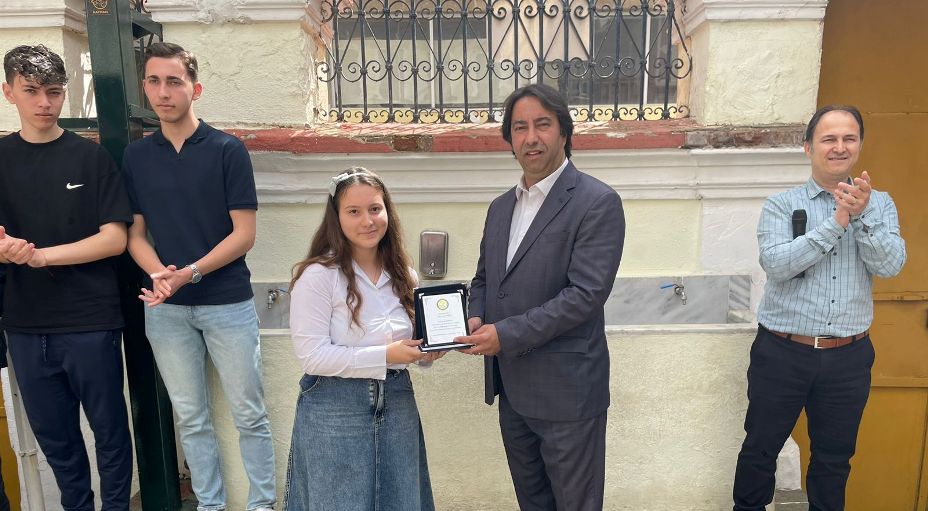 Şiir yarışmasında dereceye giren Hanife Peçenik’e ödül