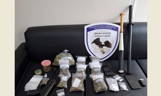 Egnatia otoyolundaki kontrolde esrar ve kokain ele geçirildi