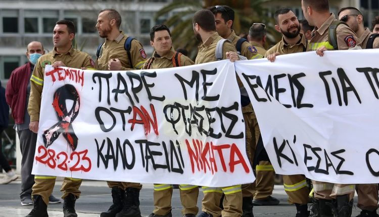 İtfaiye çalışanları tren kazasında ölenler için eylem yaptı