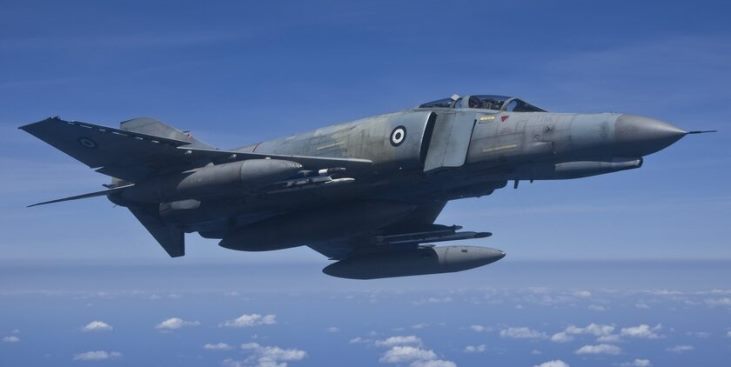 Savaş uçağı düştü, bir pilot öldü
