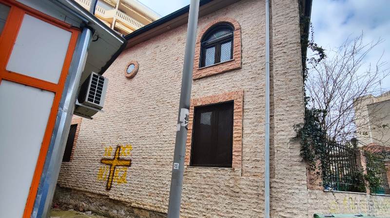 İskeçe Hürriyet Camiine çirkin saldırı: Duvara haç işareti çizildi