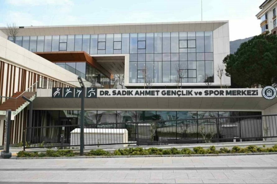 Bursa'da "Dr. Sadık Ahmet Gençlik ve Spor Merkezi" hizmete açıldı