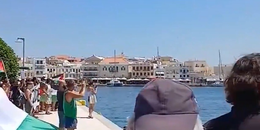 Siros Adası'na gelen kruvaziyer, Ada'daki tepki nedeniyle İsrailli yolcularını indiremedi