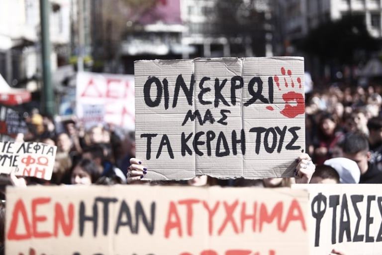 Atina'da 50 bin kişi tren kazasını protesto etti