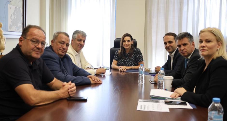 Olga Kefaloyanni, DMT Bölge Başkanı Hristodulos Topsidis ile bir araya geldi