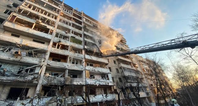 Kiev’deki saldırılarda 2 apartman top mermileriyle vuruldu