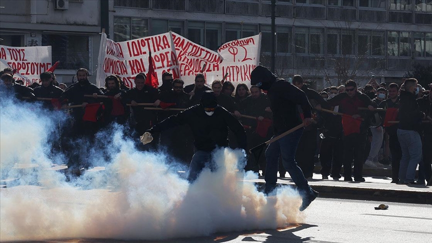 Öğrenciler, özel üniversitelerin açılmasına imkan tanıyan yasayı protesto etti