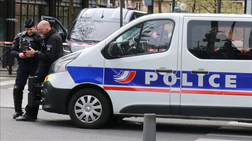 Caminin kapısına av tüfeğiyle ateş açıldı