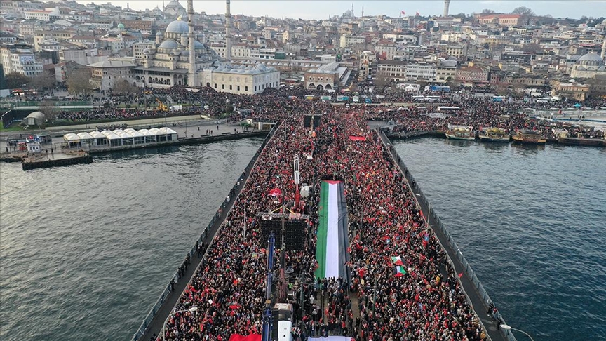 "Şehitlerimize Rahmet, Filistin'e Destek, İsrail'e Lanet" için yüz binler Galata Köprüsü'nde buluştu