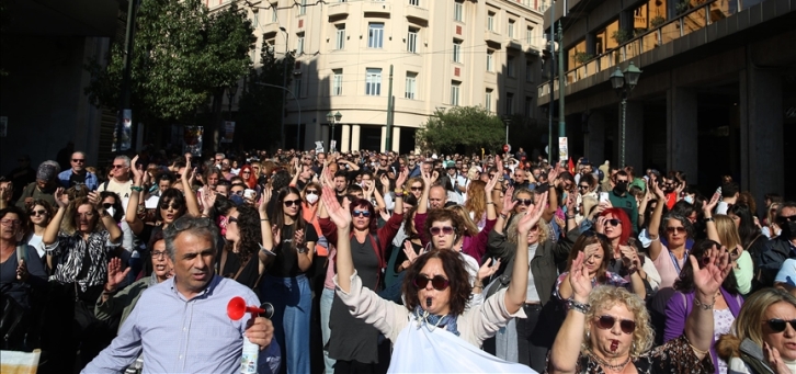 Atina'da öğretmenler maaşlarında artış talebiyle eylem yaptı