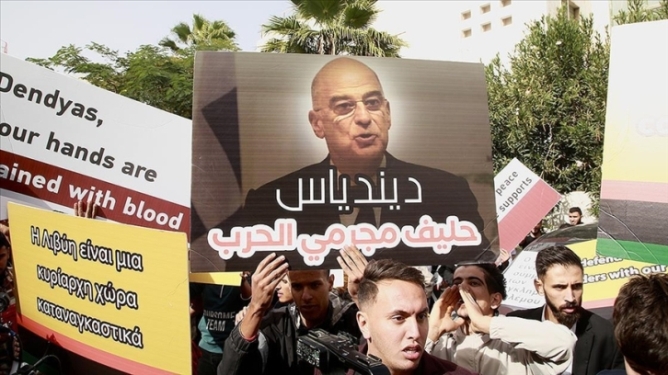 Libyalılar Dendias'ı protesto etti