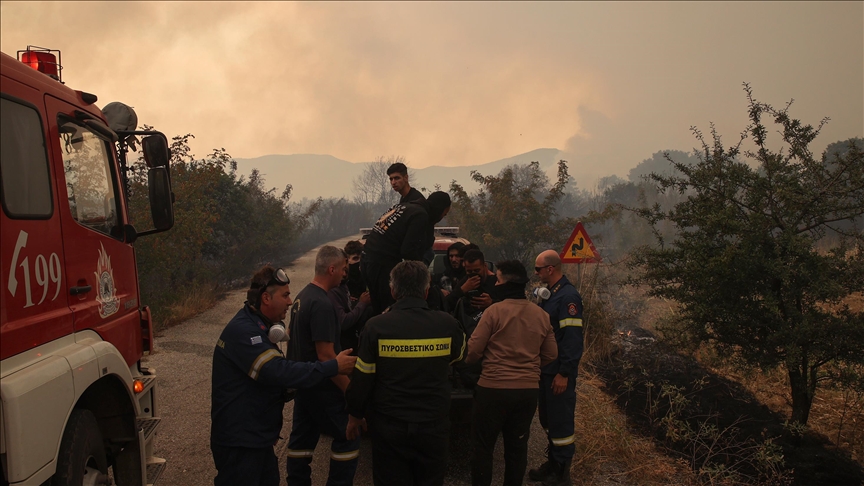 Yangında mahsur kalan düzensiz göçmenler polise teslim edildi