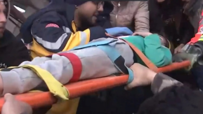 Yunan EMAK ekipleri Fatma’yı enkaz altından kurtarmayı başardı