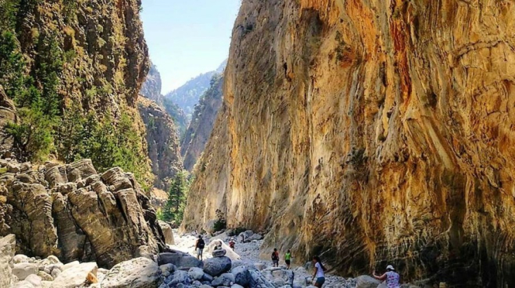Girit Adası'nda üzerine taş düşen turist hayatını kaybetti