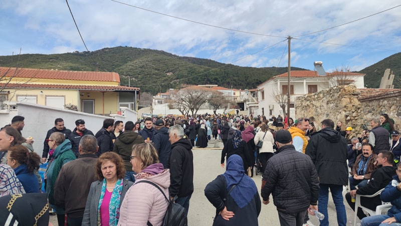 Yassıköy halkı depremzedeler için kermes düzenledi