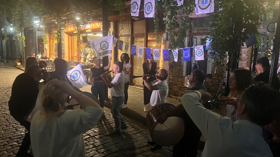 DEB Partisi seçim zaferini kutladı