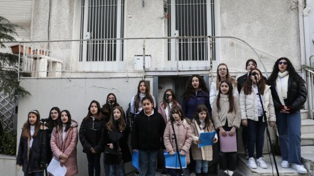 Atina’da çocuklardan oluşan koro depremzedeler için şarkı söyledi