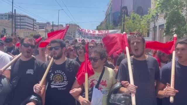Atina ve Selanik'te üniversite öğrencilerinden protesto gösterisi