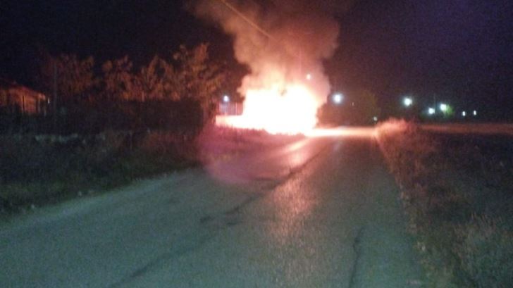 Kır Vakıf köyü yakınlarında bir araç ateşe verildi